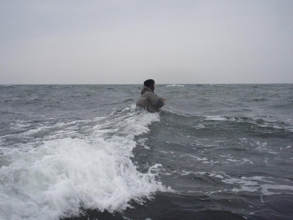 Vansinnesvadning, när vågorna träffar med full kraft så är det lätt att tappa fotfästet. Mats "flyttade" sig ofrivilligt ett par meter strax efter bilden togs, tur att han bottnade.
